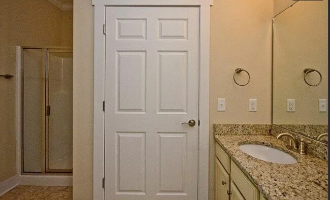 Foto del edificio - Townhouse walking distance to Black Mountain available now!