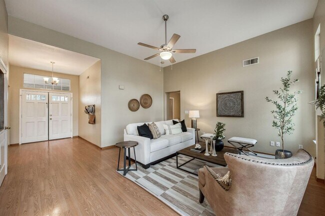 Building Photo - Spacious 5 Bedroom Clovis Home