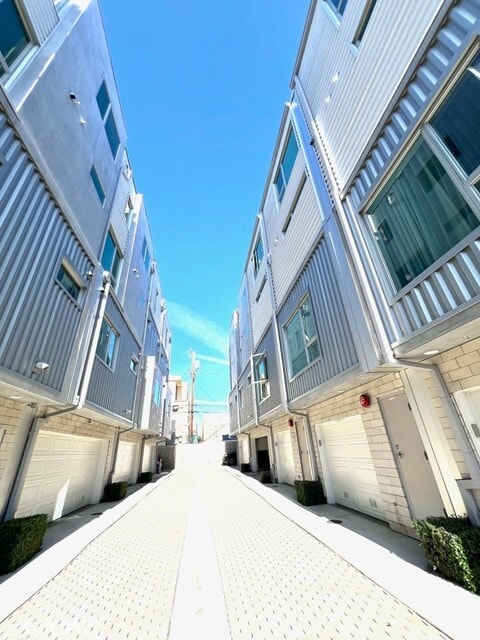 Building Photo - 6016 W Beachwood Ln