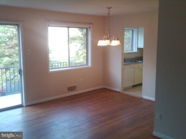 Foto del edificio - 10619 Kenilworth Ave