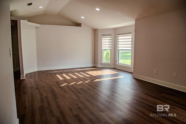 Foto del edificio - 24710 Gulf Bay Rd