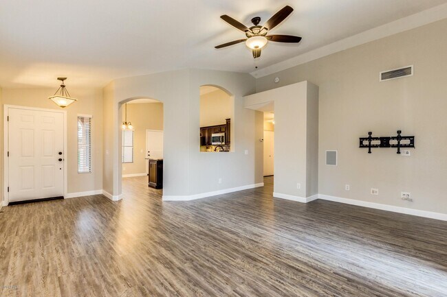 Foto del edificio - 14767 W Willow Ln