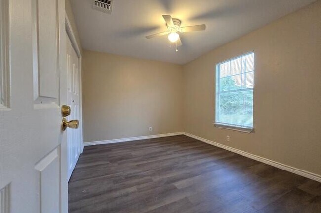 Building Photo - 256 Alleda Rd