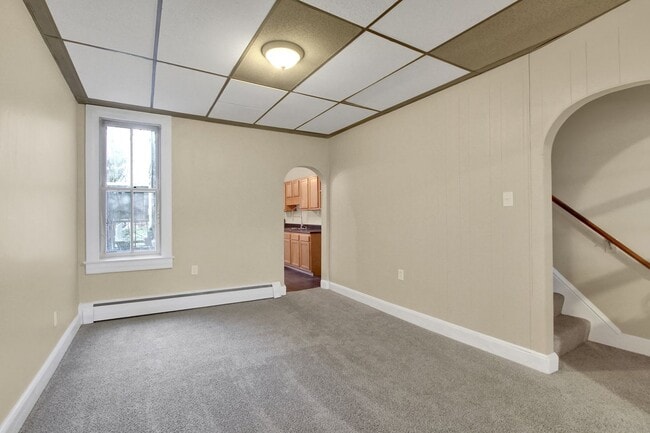 Foto del edificio - Spacious 4 Bedroom, 1 Bath Home in North York!