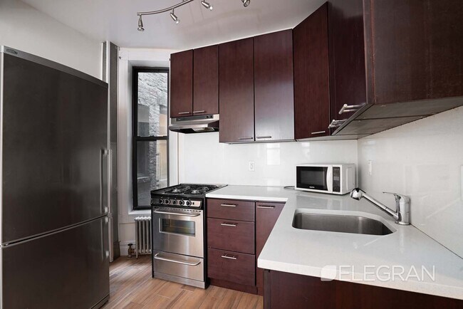 Building Photo - 122 E 91st St