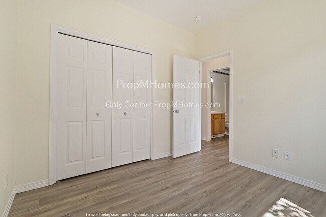 Foto del edificio - Charm Resides on Gaffney Lane, Recently Up...