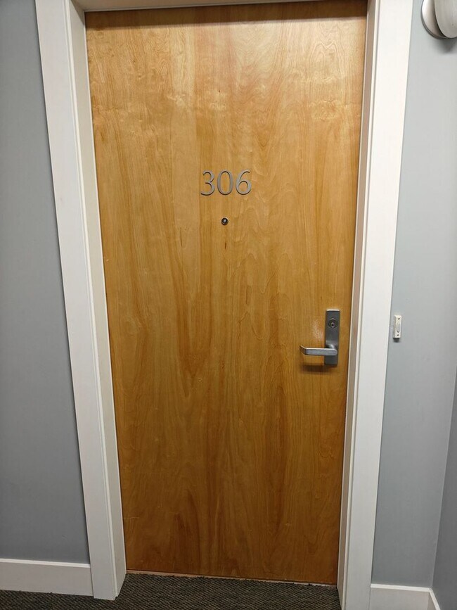 Foto del edificio - Charming, quiet, backyard facing, warm 2BR...