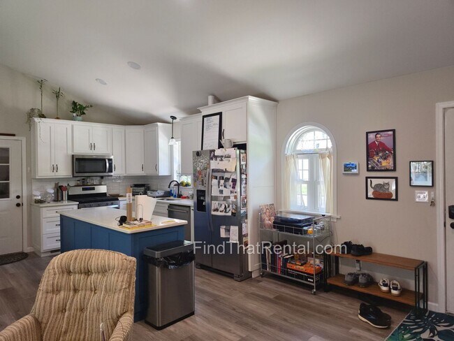 Foto del edificio - Coming Soon ~August 16, 2026 -- pet friendly ranch with dishwasher, garage, basement, storage, ya...