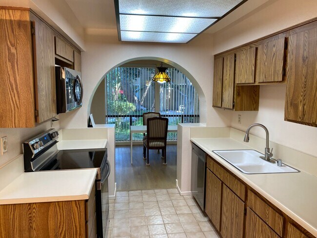 Foto del edificio - Irvine: 2-story townhome with attached 2 c...