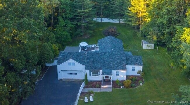 Foto del edificio - 158 Jelliff Mill Rd