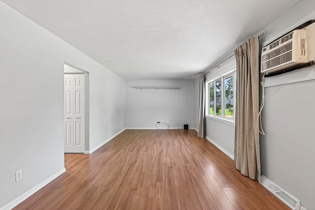 Foto del edificio - 5294 Raymond Ave