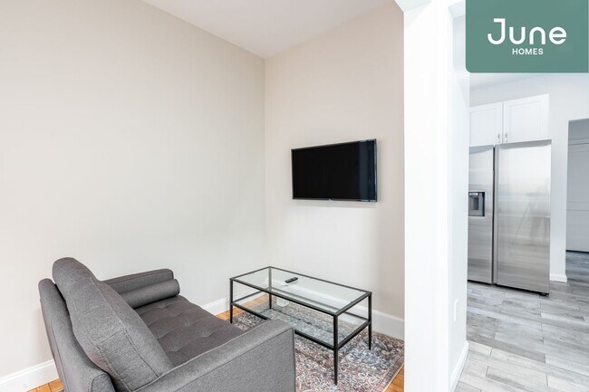 Building Photo - ROOM ONLY in 2-bed/1.0-bath Home