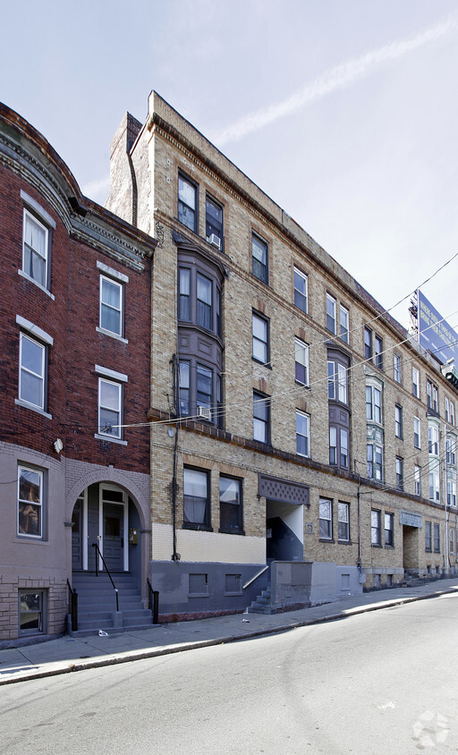 Primary Photo - 7 Linden St