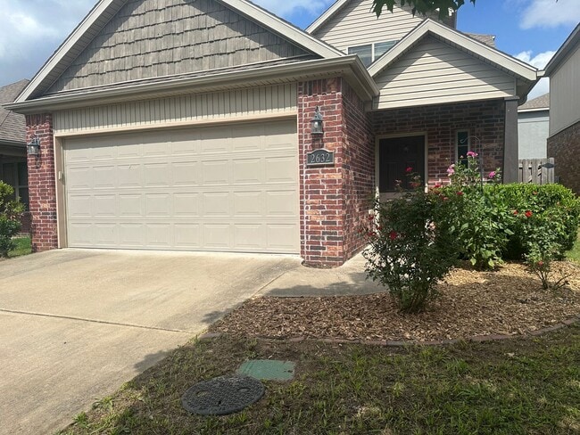 Available for Immediate Move-in! 3 Bedroom, 2 Bathroom, Two-Story Fayetteville Home - Available for Immediate Move-in! 3 Bedroom, 2 Bathroom, Two-Story Fayetteville Home