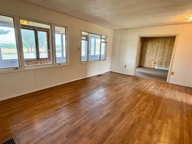 Building Photo - Roomy 3 bedroom, 2 bath with double garage