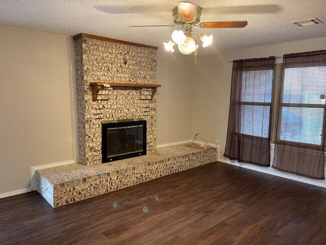 Foto del edificio - 3 bed 2 baths in Lawton! Cute and cozy hug...