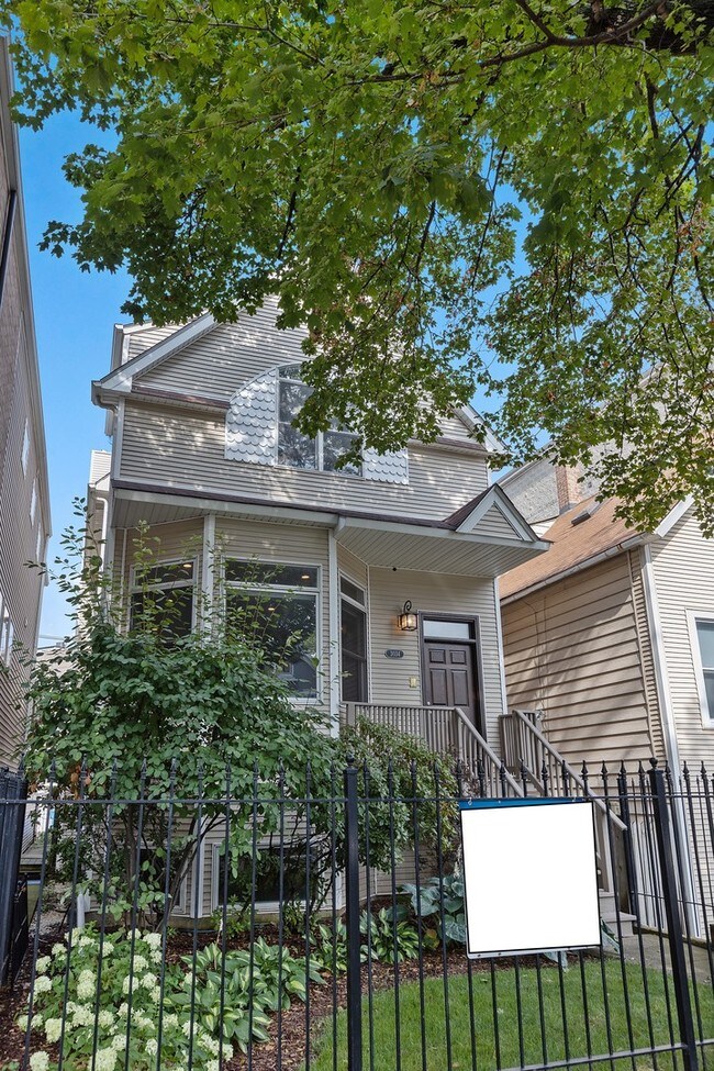 Building Photo - 3034 N Leavitt St