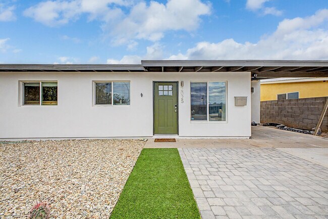 Building Photo - 2025 E Howe Ave