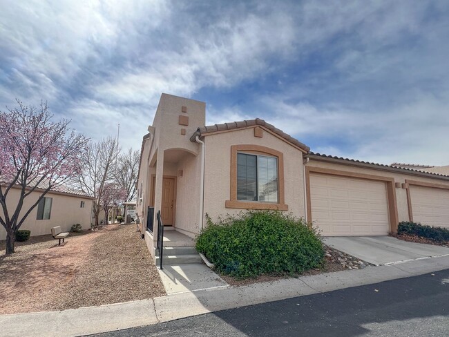 Building Photo - TOWNHOME - COTTONWOOD - VILLAS ON ELM