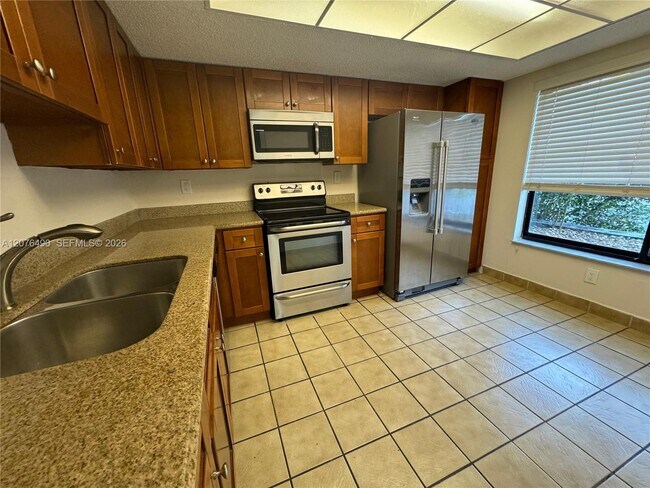Foto del edificio - 16498 NE 26th Ave