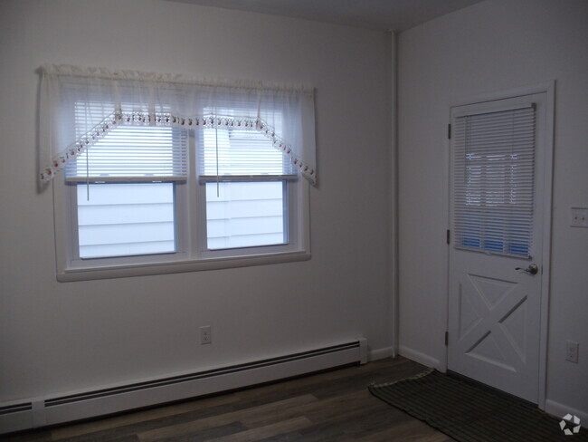 Building Photo - 376 Miller St