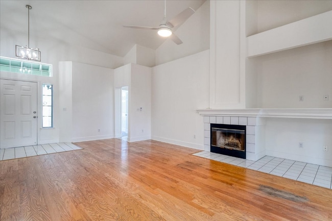 Foto del edificio - 1810 Crestwood Ave