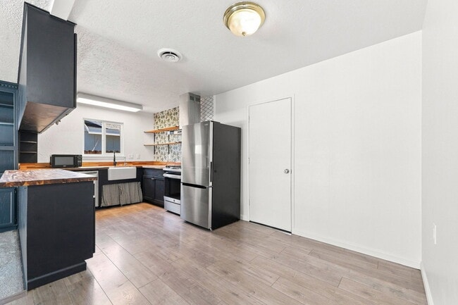 Building Photo - 6285 Edgewood Way