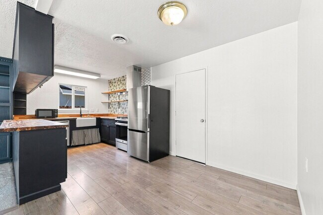 Foto del edificio - 6285 Edgewood Way