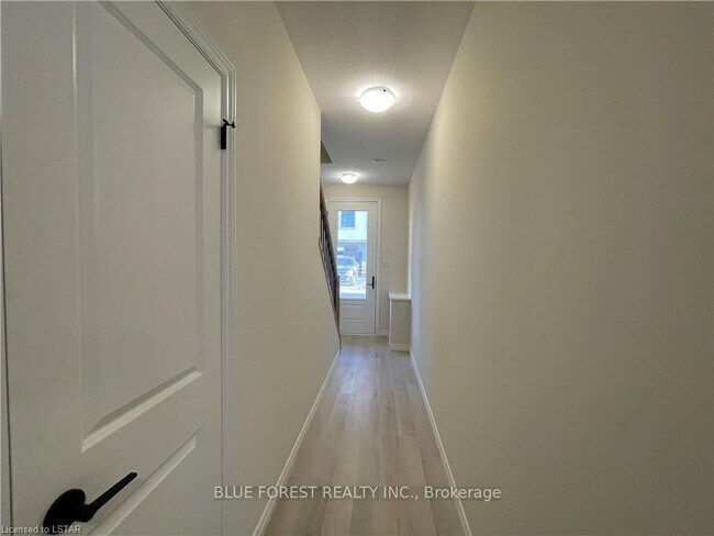 Photo du bâtiment - Stunning Sunningdale Condo for Rent!  3 Bd...
