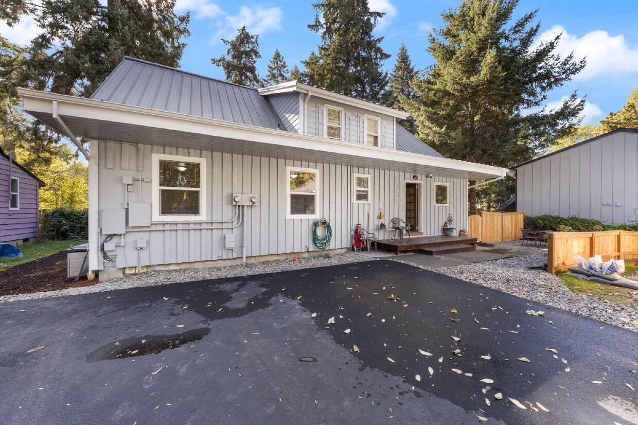 Foto principal - *MOVE IN SPECIAL!* Updated 3 bedroom duplex