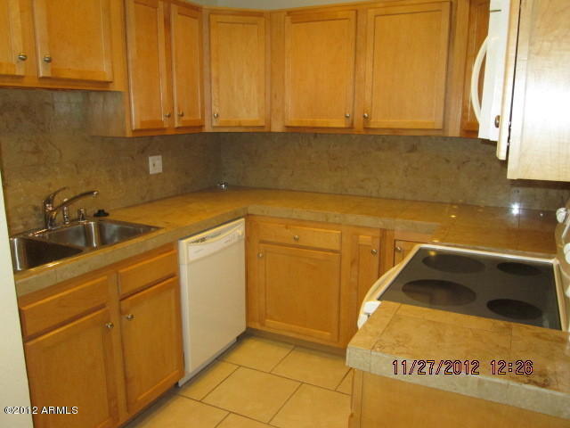 Foto del edificio - Darling 2 Bedroom, 2 Bathroom condo in gated community of Shamrock Glen