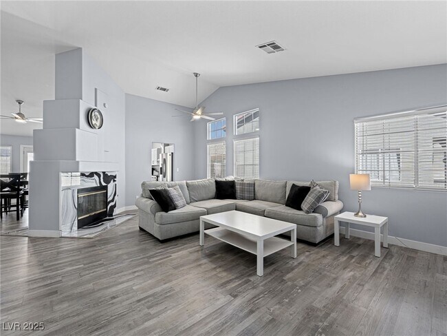 Building Photo - 4749 Califa Dr