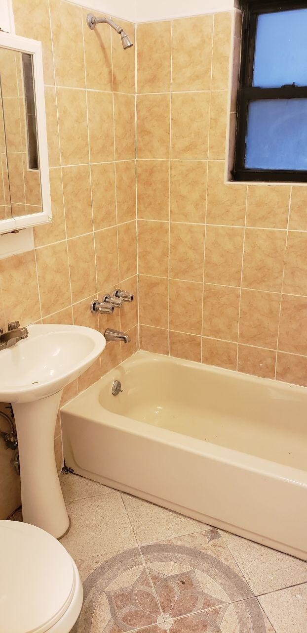 Building Photo - 1402 W 4th St