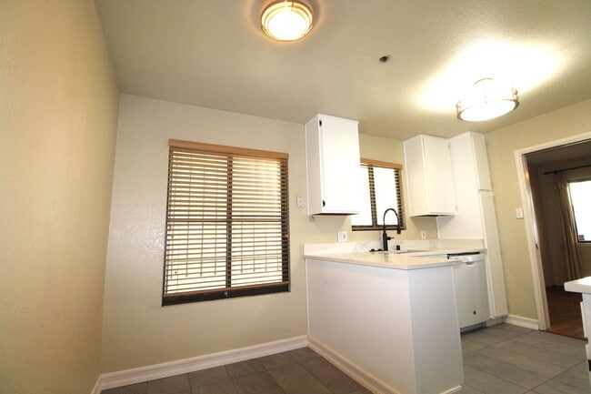 Building Photo - 2bed/2bath unit. In-unit laundry! GREAT WA...