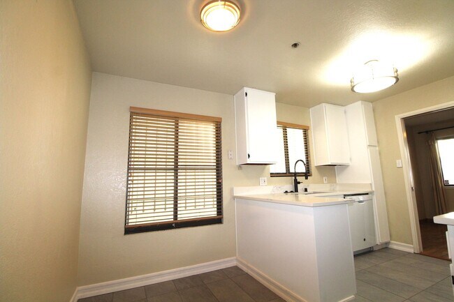 Foto del edificio - 2bed/2bath unit. In-unit laundry! GREAT WA...