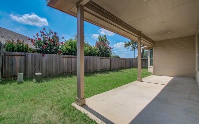 Foto del edificio - 15618 Whispering Green Dr