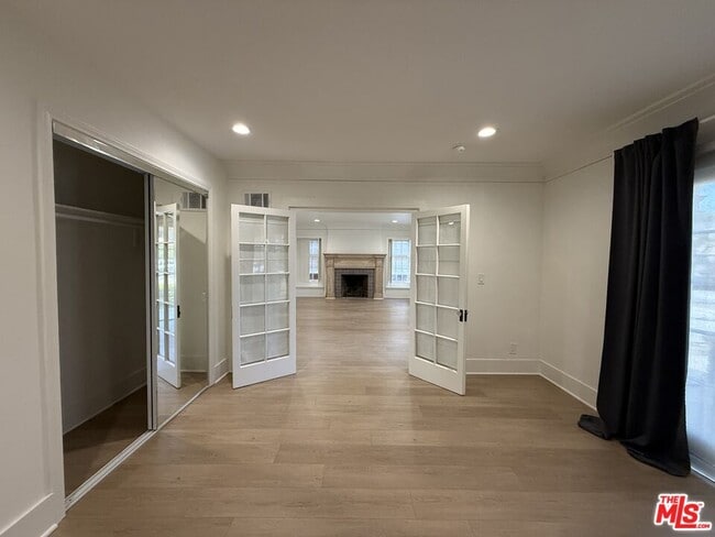 Building Photo - 830 S Norton Ave