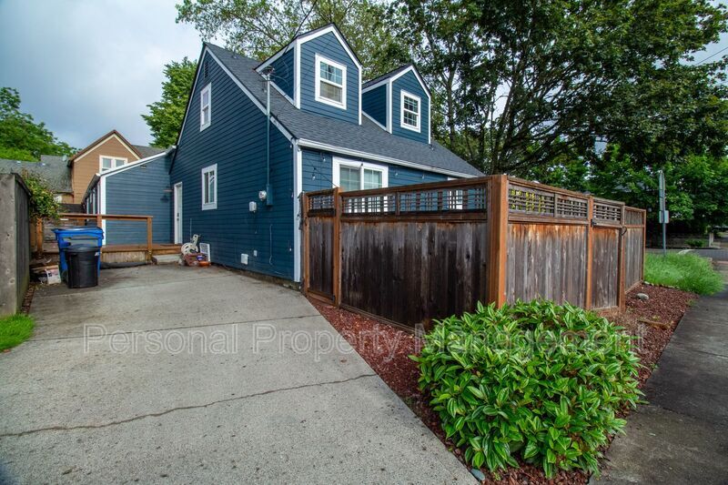 Foto principal - 401 W McLoughlin Blvd