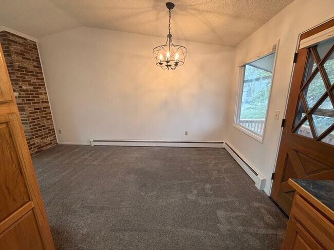 Foto del edificio - A beautiful and spacious (4) Bedroom home has what you need!