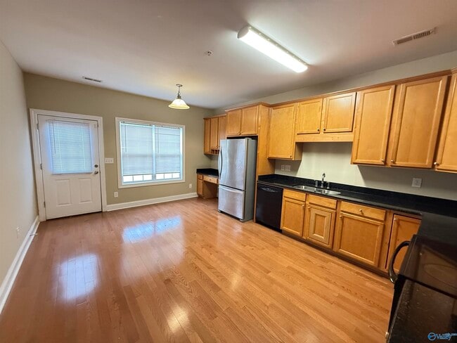 Building Photo - 472 Shamrock Dr