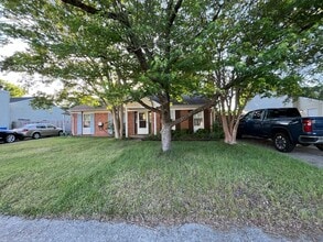 Building Photo - 820 Pine View Ln