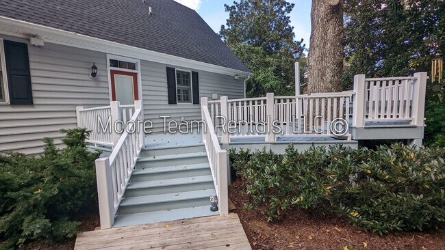 Building Photo - 2 Bed Cape Cod + Large Hobby Room