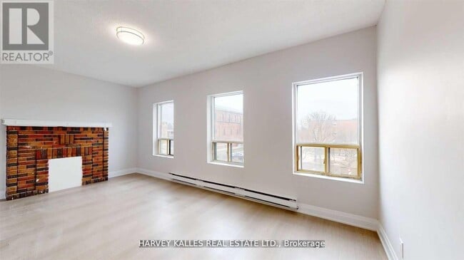 Photo du bâtiment - 98-98 Northcliffe Blvd