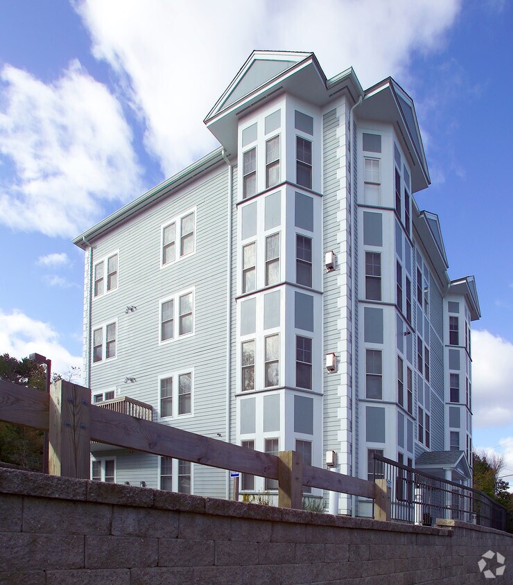 Building Photo - 13-21 Des Moines Rd