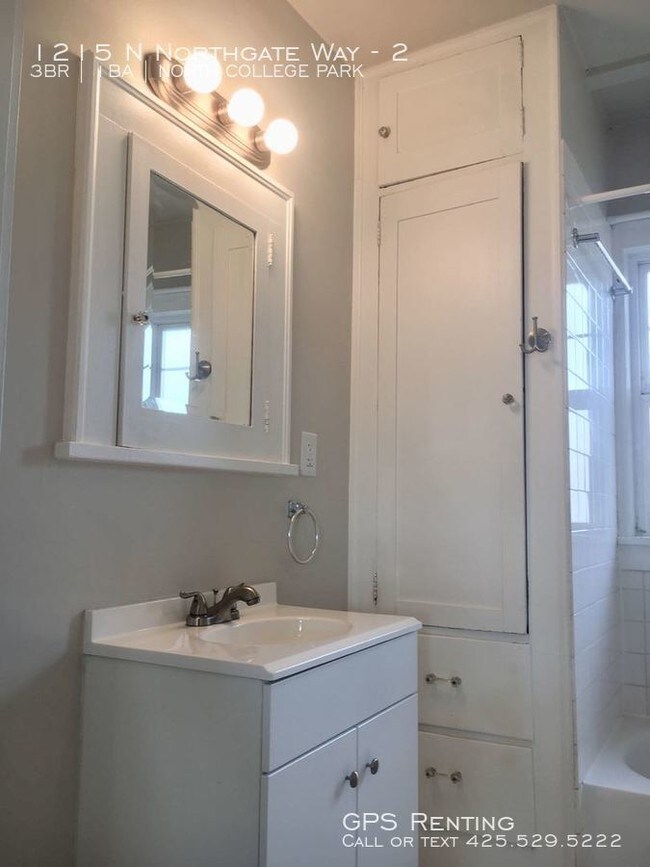 Building Photo - Commute Friendly, Remodeled, Top Floor Unit