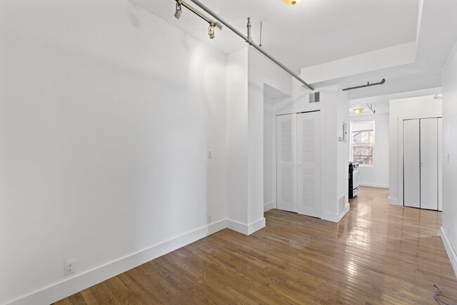 Building Photo - 309 Monroe St