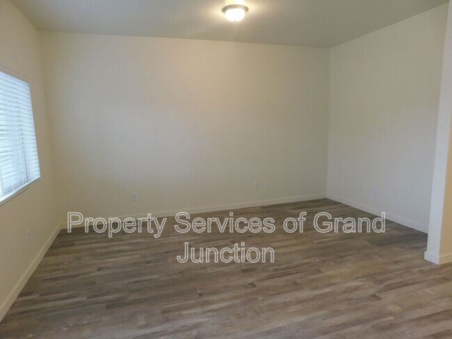 Building Photo - 658 Brookwillow Dr