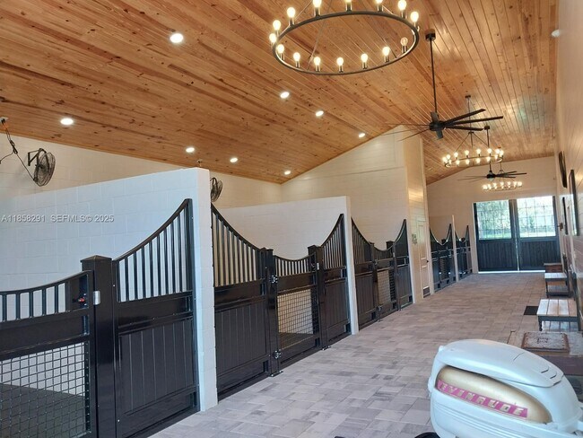 Foto del edificio - 20925 NW 100th Avenue Rd