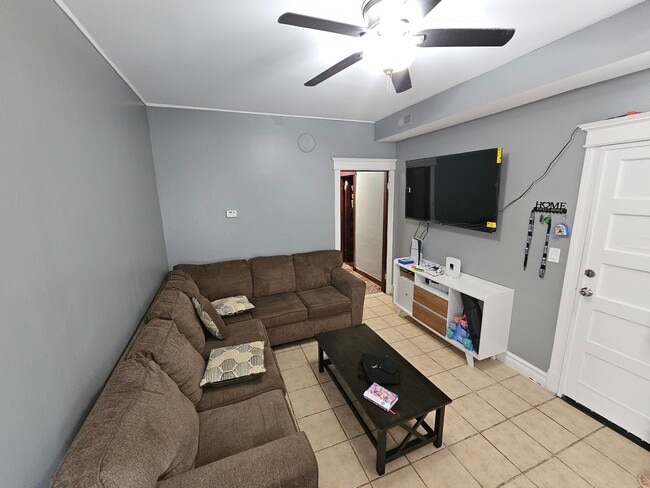 Building Photo - 2532 S Albany Ave