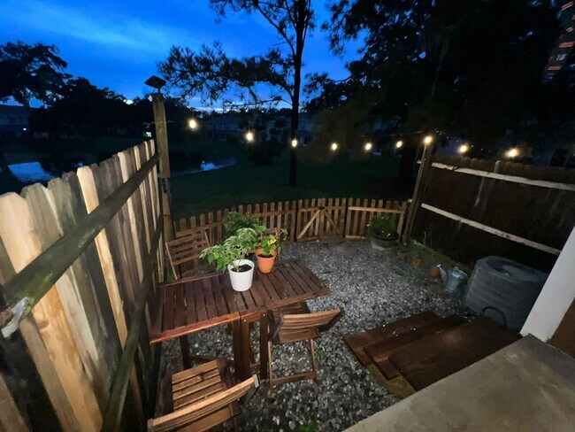 Building Photo - 6924 Woodlake Dr